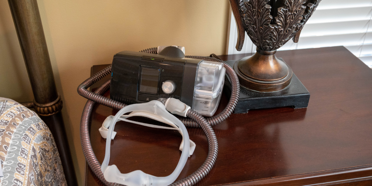 CPAP posizionata sul comodino con circuito e maschera