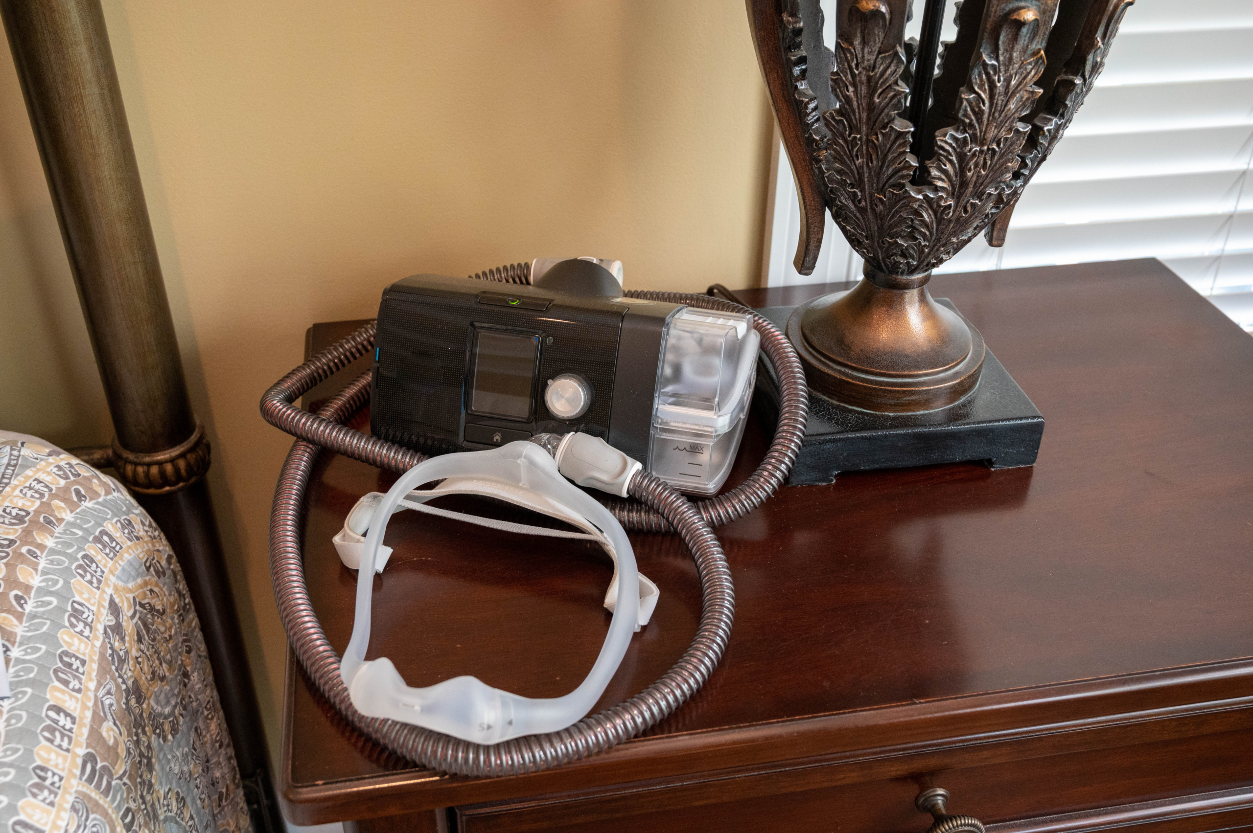 CPAP posizionata sul comodino con circuito e maschera