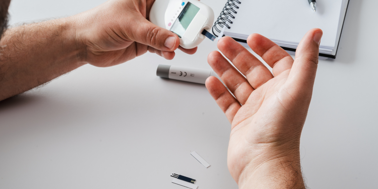 Utilizzo Glucometro su dito per diabete