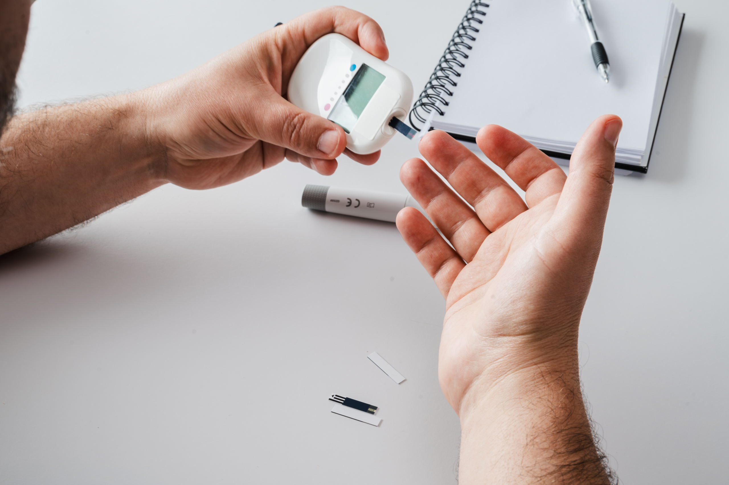 Utilizzo Glucometro su dito per diabete