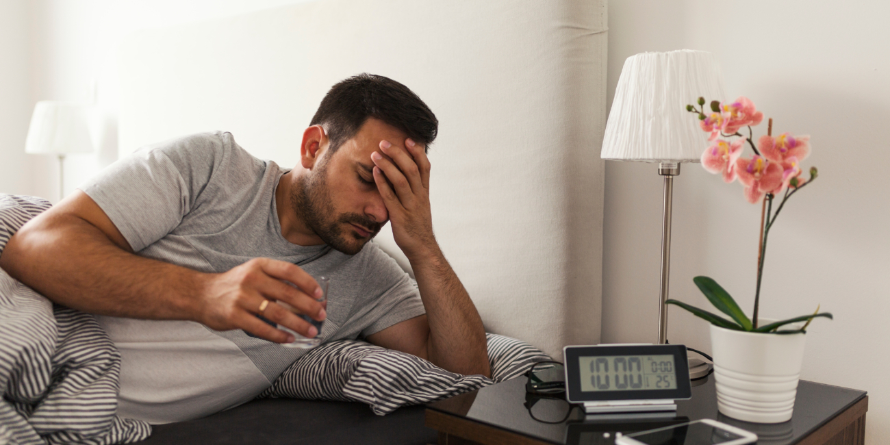 Uomo che si sveglia con il Mal di testa mattutino