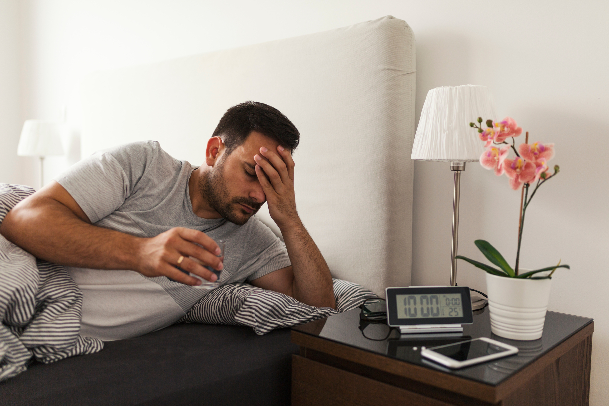 Uomo che si sveglia con il Mal di testa mattutino