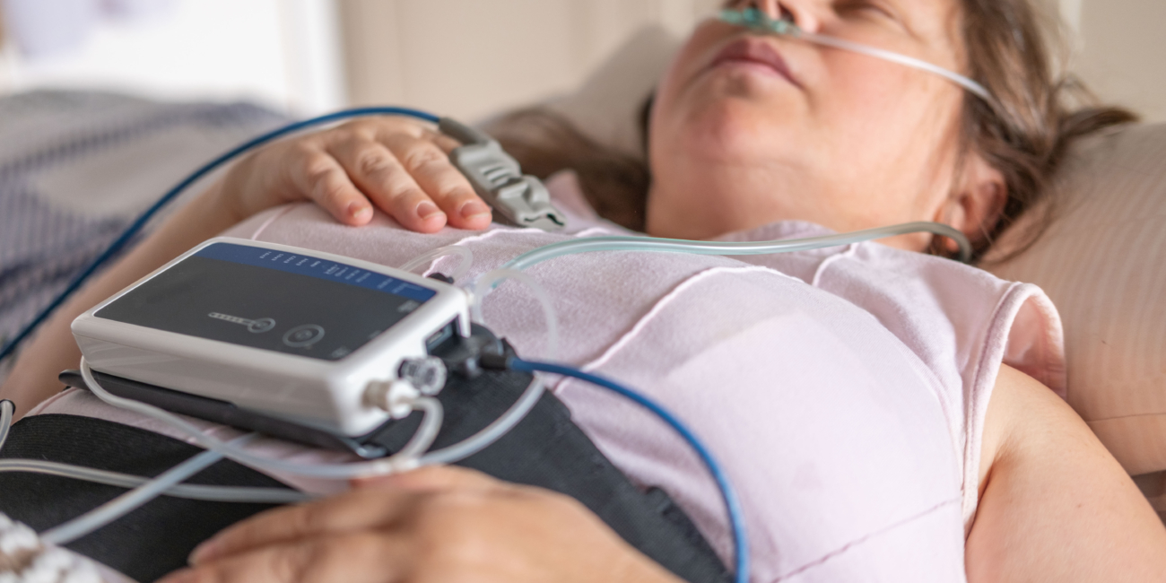 Donna che esegue un monitoraggio cardiorespiratorio notturno(poligrafia)