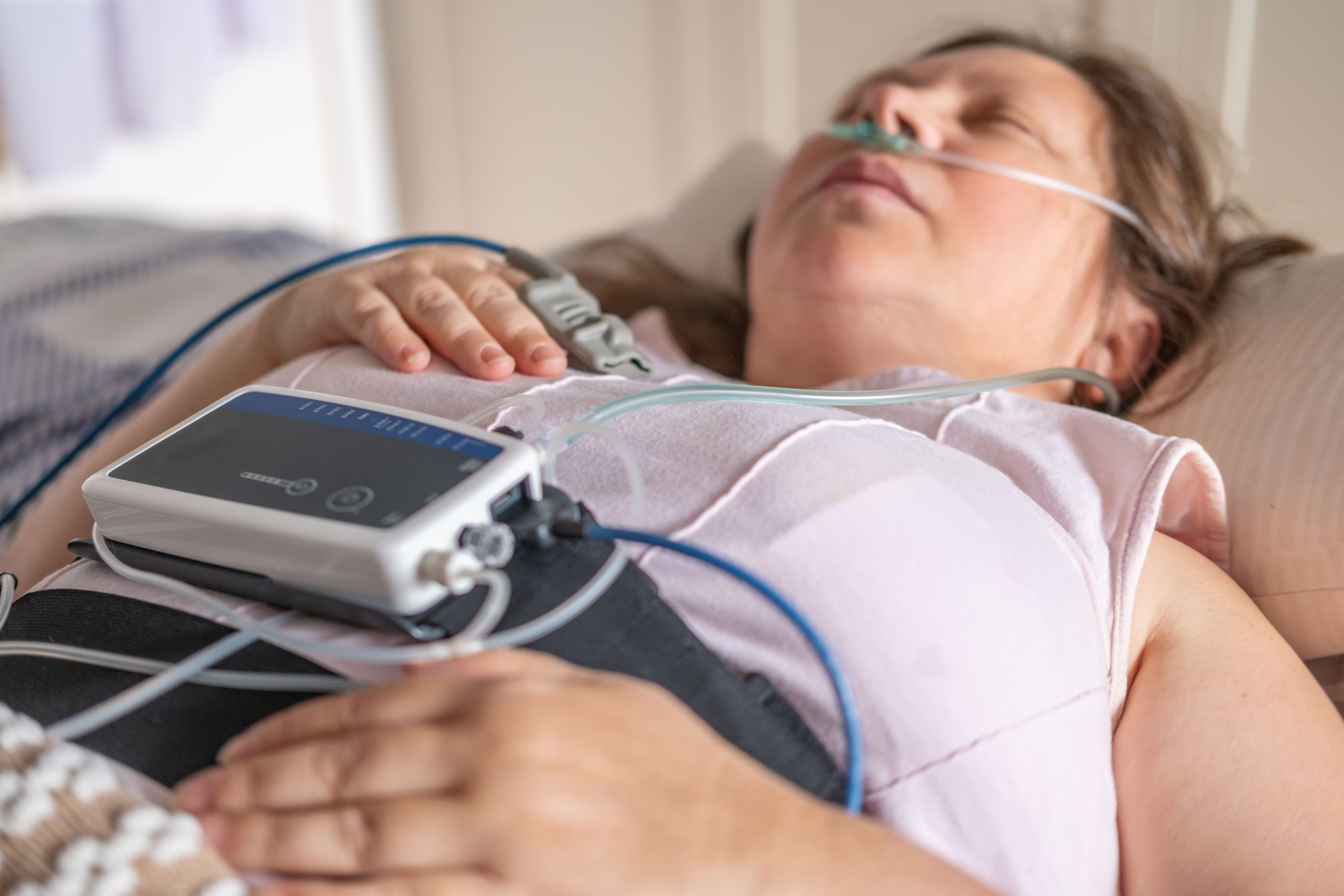 Donna che esegue un monitoraggio cardiorespiratorio notturno(poligrafia)