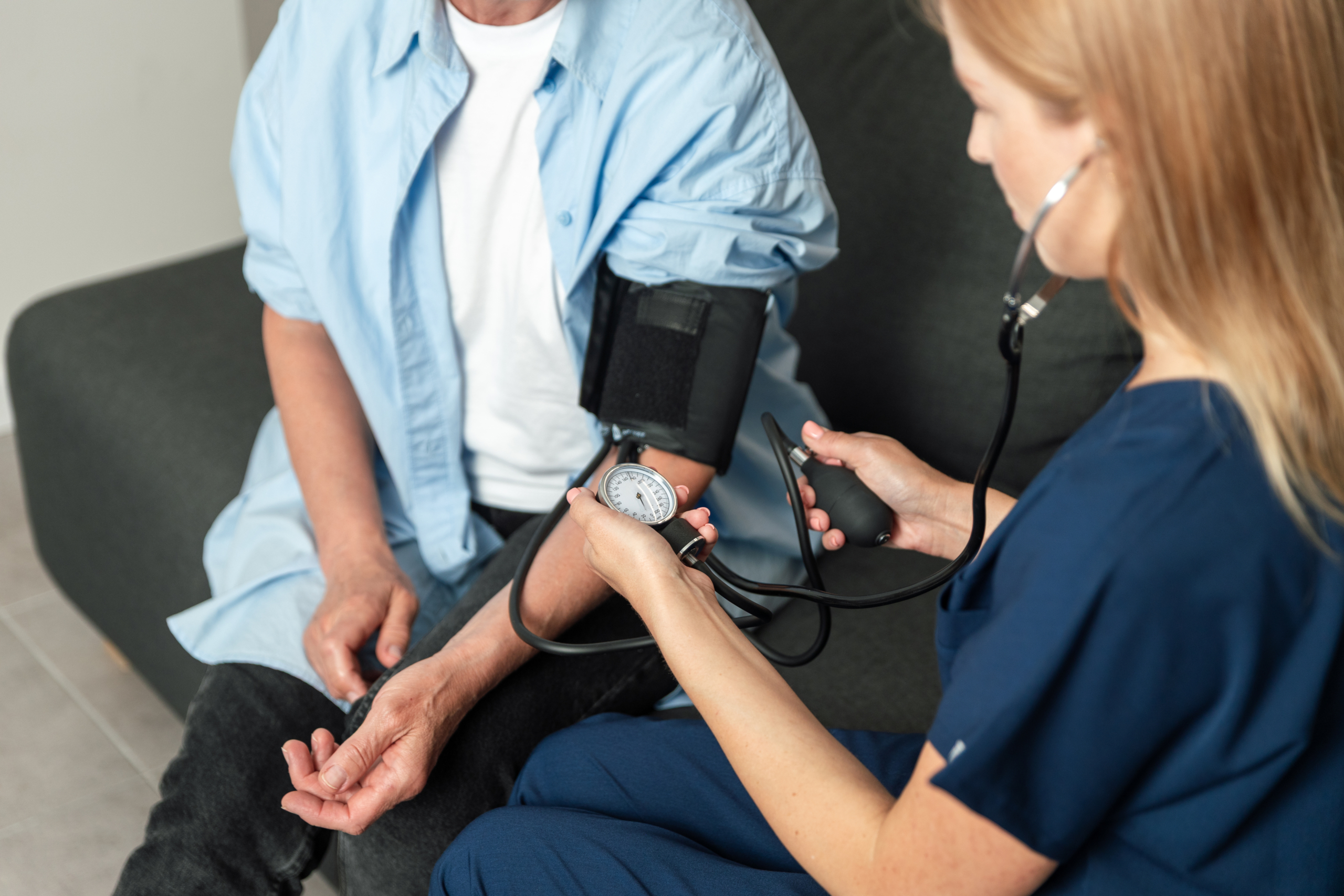 Infermiera che controlla i valori di pressione arteriosa