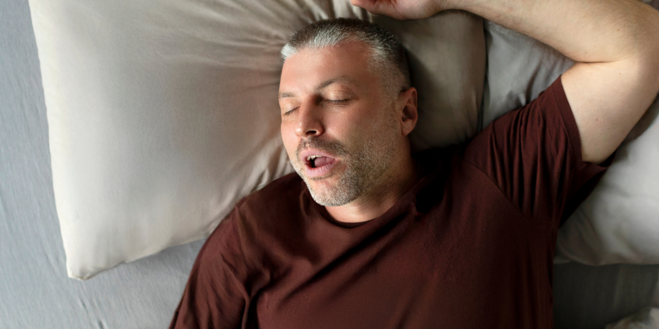 Uomo che dorme di notte e russa