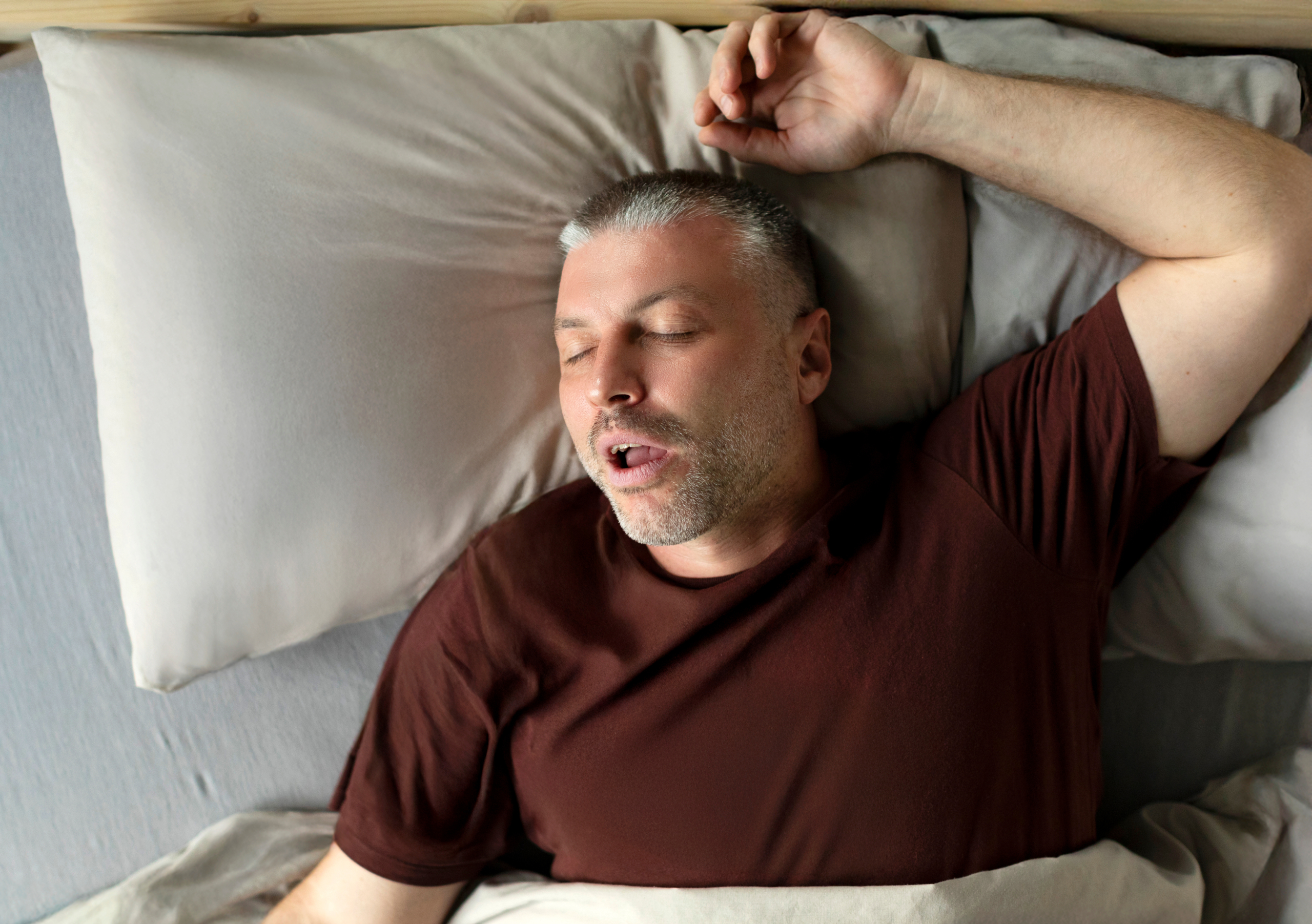 Uomo che dorme di notte e russa