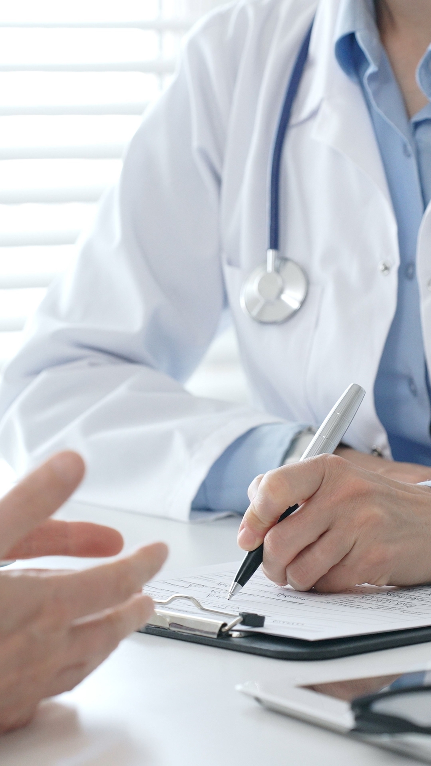 Medico e paziente durante una visita in ambulatorio